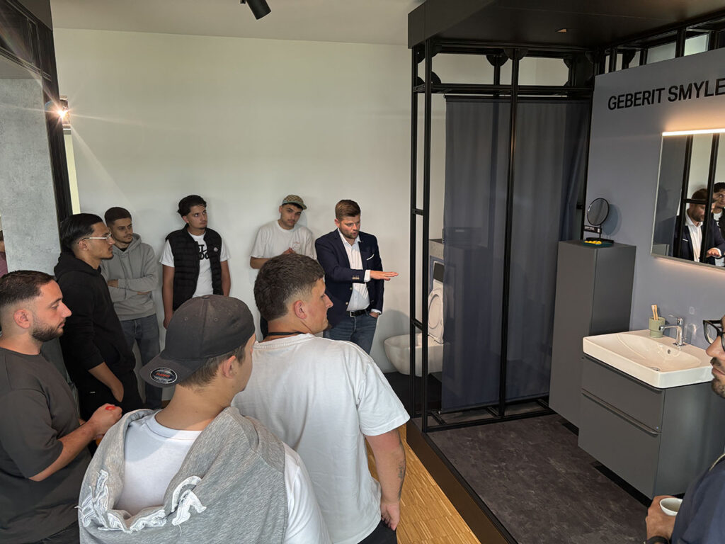 Besuch der Klasse AM-M3 bei Geberit